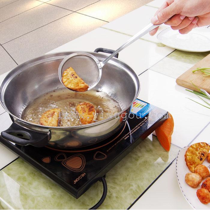 Kitchen stainless steel strainer filter screen oil spill spoonful ladle skimming ladle oil filter spoonful.