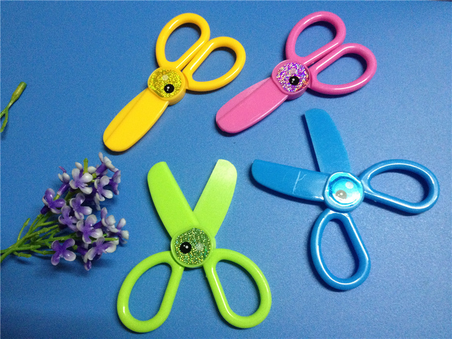 Manufacturers sell small artisan knife candy color wallpaper knife does not hurt hand scissors toy scissors