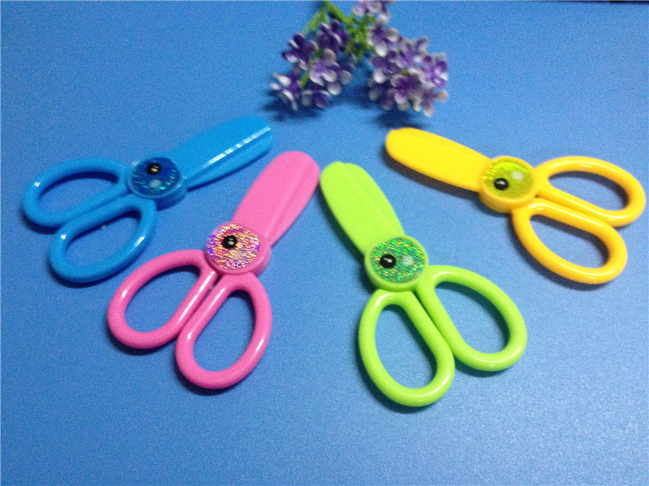 Manufacturers sell small artisan knife candy color wallpaper knife does not hurt hand scissors toy scissors