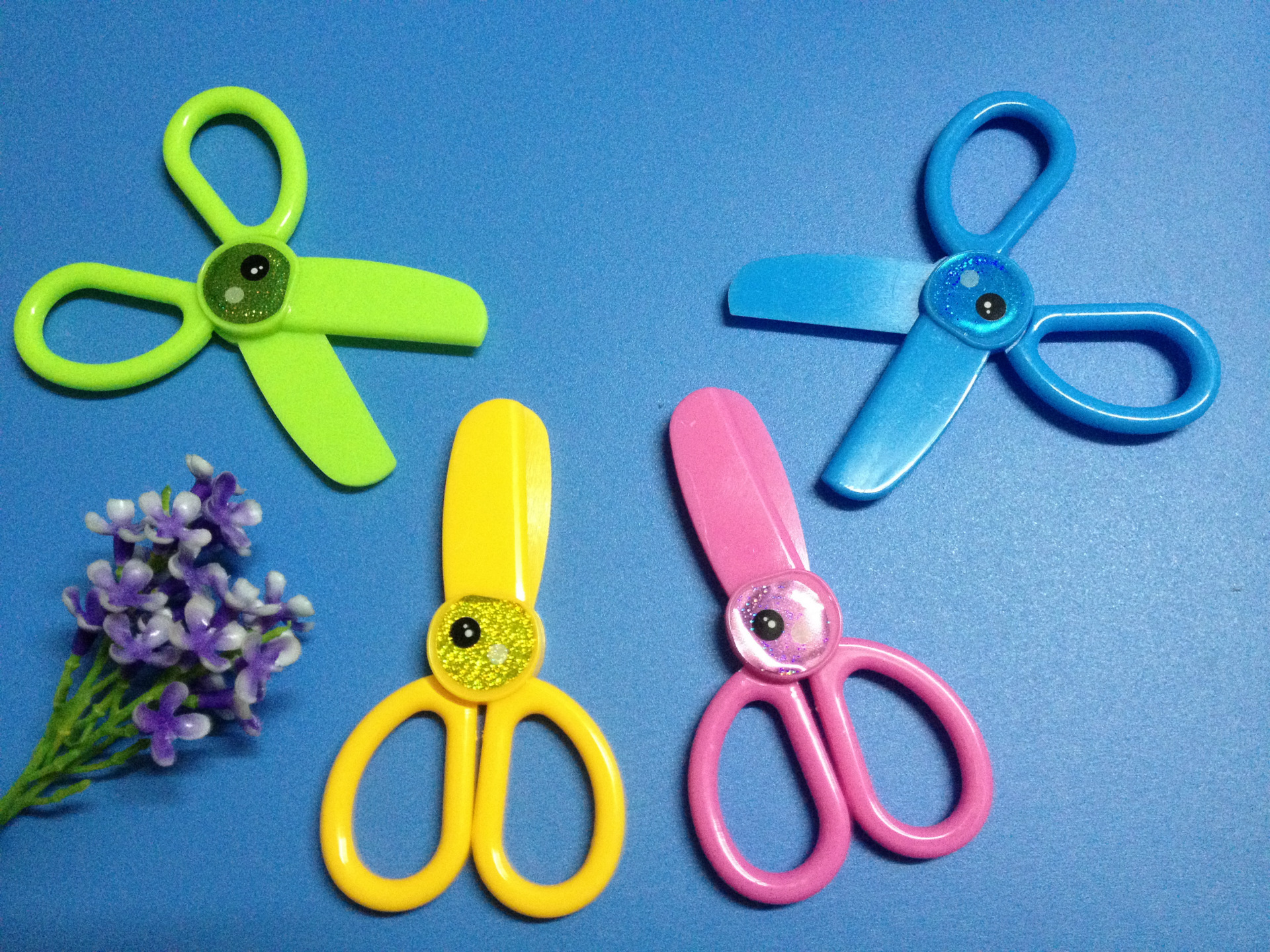 Manufacturers sell small artisan knife candy color wallpaper knife does not hurt hand scissors toy scissors