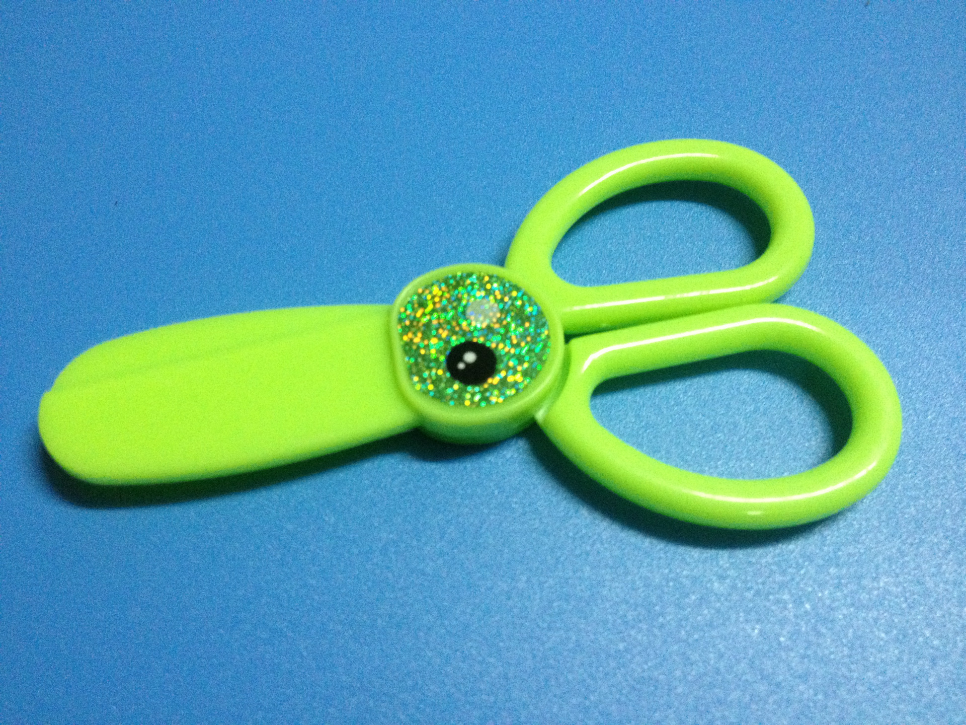 Manufacturers sell small artisan knife candy color wallpaper knife does not hurt hand scissors toy scissors