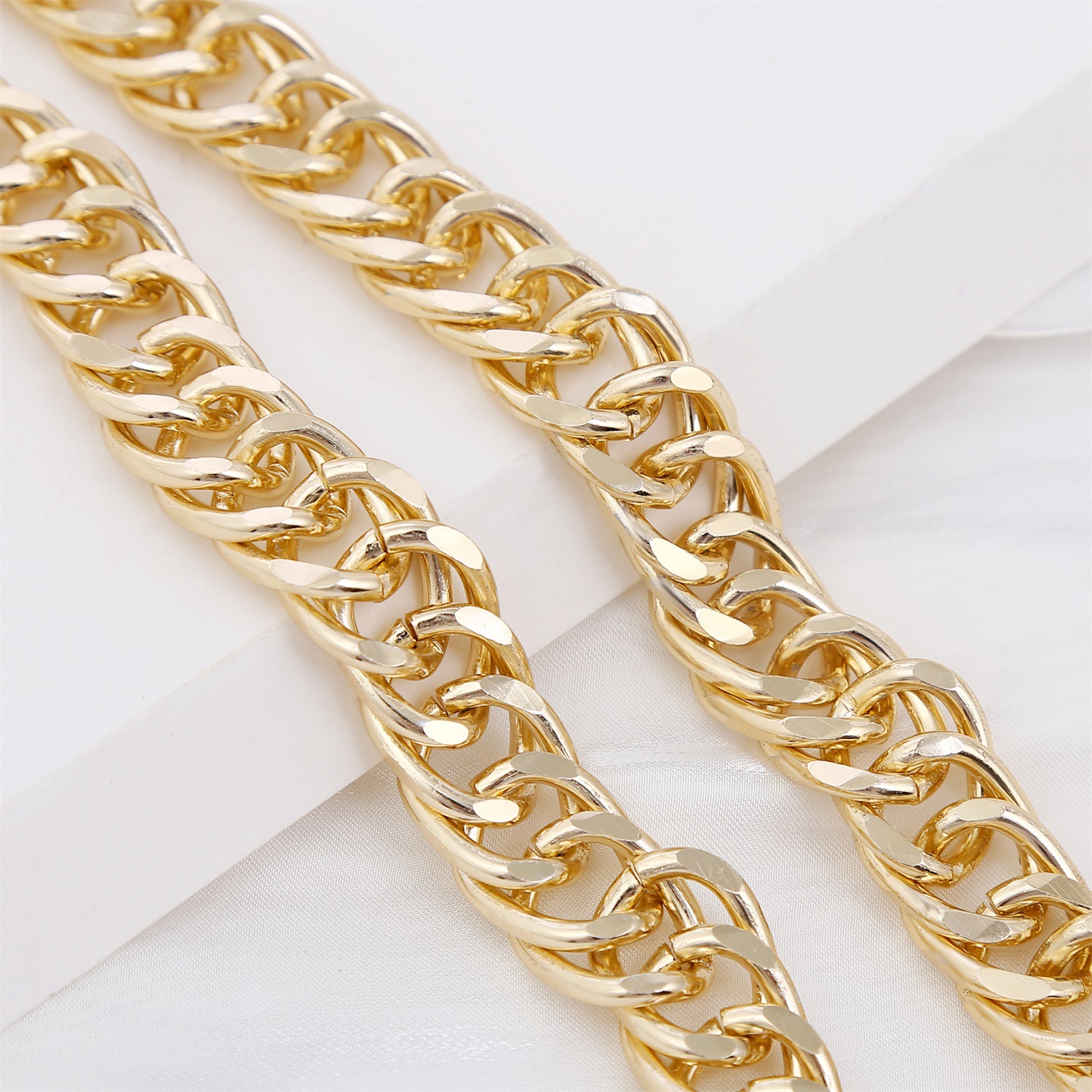 Cross-Border Hot Sale Eye-Catching Accessories Hip Hop Style Non-Fading Simple NK Aluminum Alloy Necklace High-Grade Sweater Chain For Women