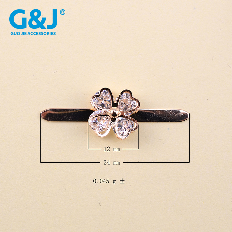 The four flower pieces of lucky grass decorated with the decorative buckles of crystal and the decorative buckle 