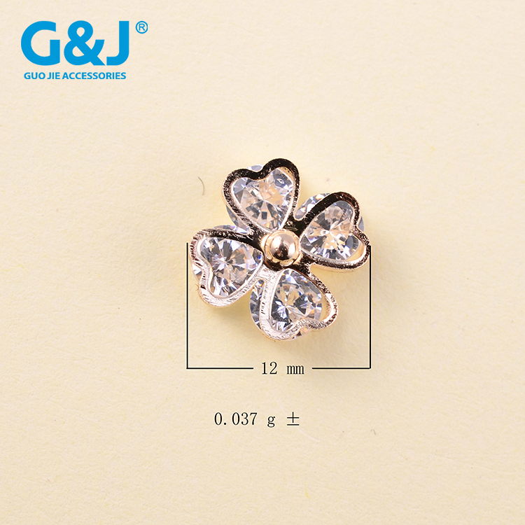The four flower pieces of lucky grass decorated with the decorative buckles of crystal and the decorative buckle 