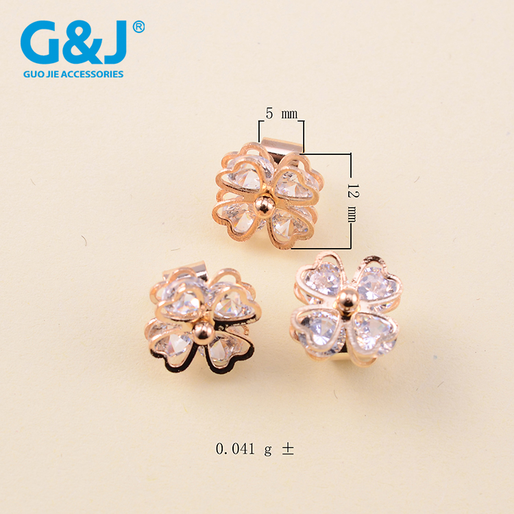 The four flower pieces of lucky grass decorated with the decorative buckles of crystal and the decorative buckle 