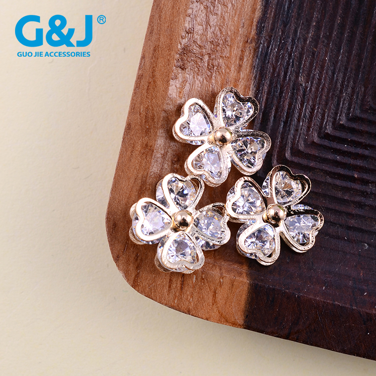 The four flower pieces of lucky grass decorated with the decorative buckles of crystal and the decorative buckle 