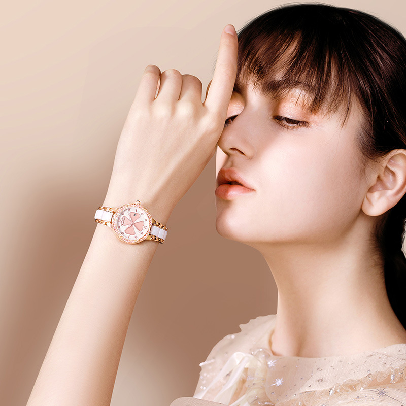 2021 New Ladies Watch Clover Calendar Luminous Moisturizing Pearl Ceramic Fine Steel Watch Fritillary Diamond Watch