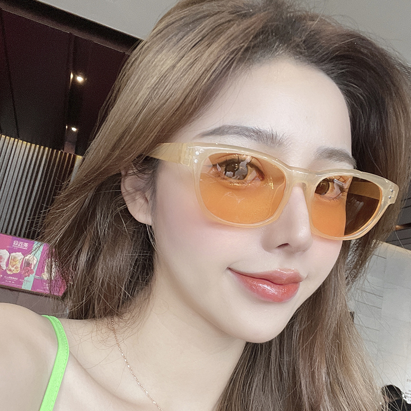 Sunglasses Women&#039;s New Fashion Square Frame Sunglasses Beige Nail Decorative Glasses Driving Sunglasses 5268