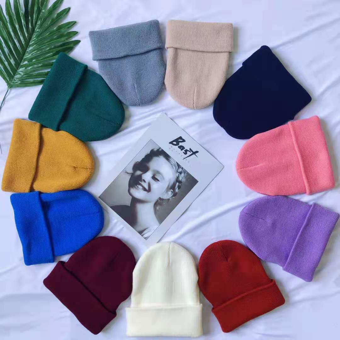 The new knitted hat is pure color double layer knitted cold hat