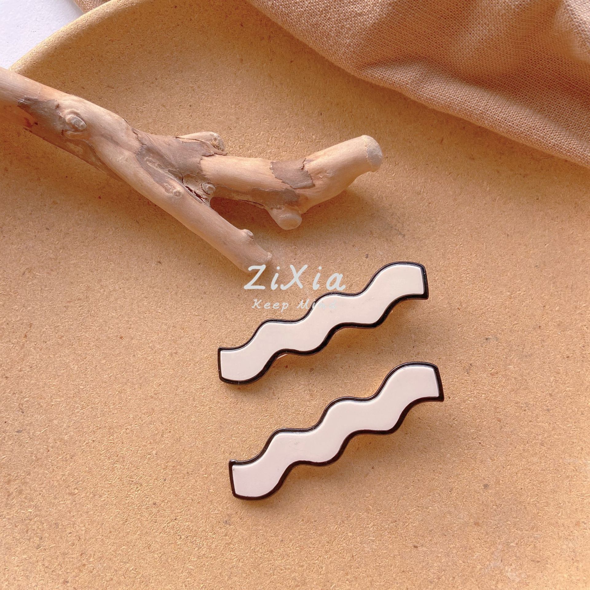 Simple Acrylic Side Clip Black and White Chanel-Style Bang Clip Hepburn Style Temperament Duckbill Clip Daily Hair Clip Hairpin