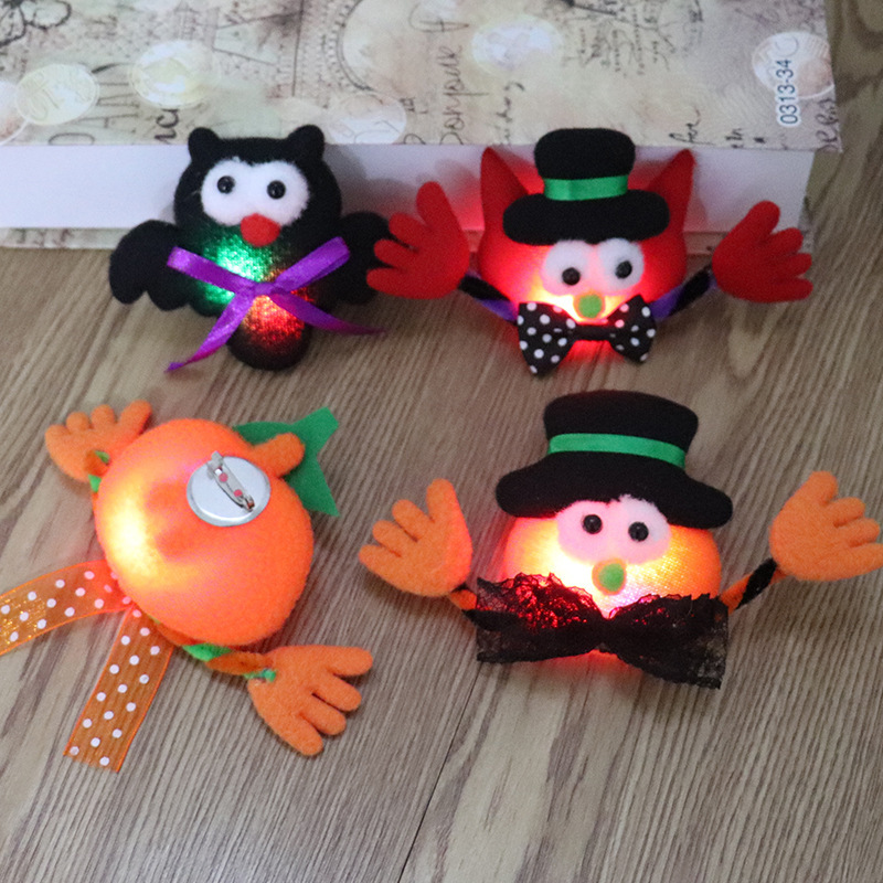 A hot new Halloween costume pumpkin bat lighting Brooch Brooch ball party prop event gift 