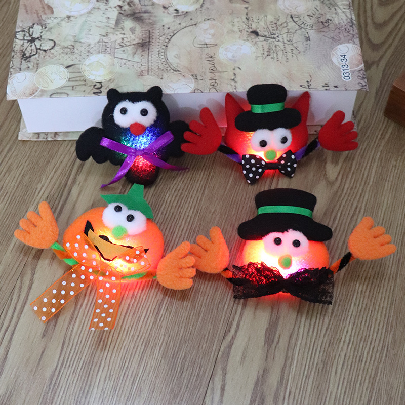 A hot new Halloween costume pumpkin bat lighting Brooch Brooch ball party prop event gift 