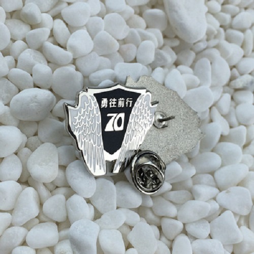 Golden M Badge Customized Paint Enamel Epoxy Brooch Customized Commemorative Badge School Enterprise Logo Report