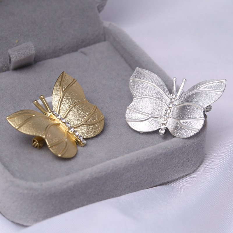 Butterfly matte brooch matte plating pearl brooch dumb gold dumb silver brooch retro coat coat coat brooch