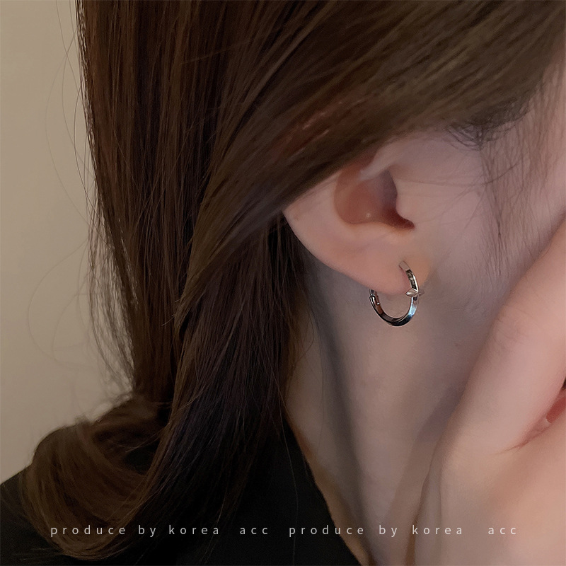 Korean Geometric round Ear Clip Ins Style Simple and Cool Stud Earrings Graceful and Petite Earrings Autumn and Winter New Studs Women