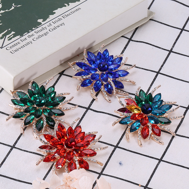 Cross-border Korean version of high-end handmade crystal acrylic color flower brooch women&#039;s clothing accessories corsage manufacturers direct