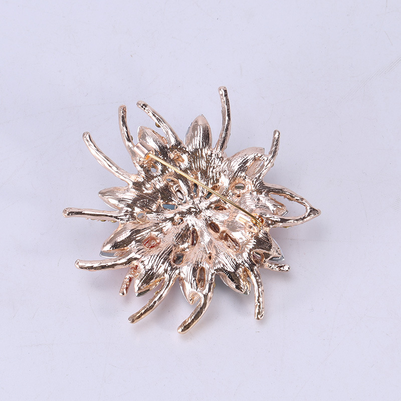 Cross-border Korean version of high-end handmade crystal acrylic color flower brooch women&#039;s clothing accessories corsage manufacturers direct