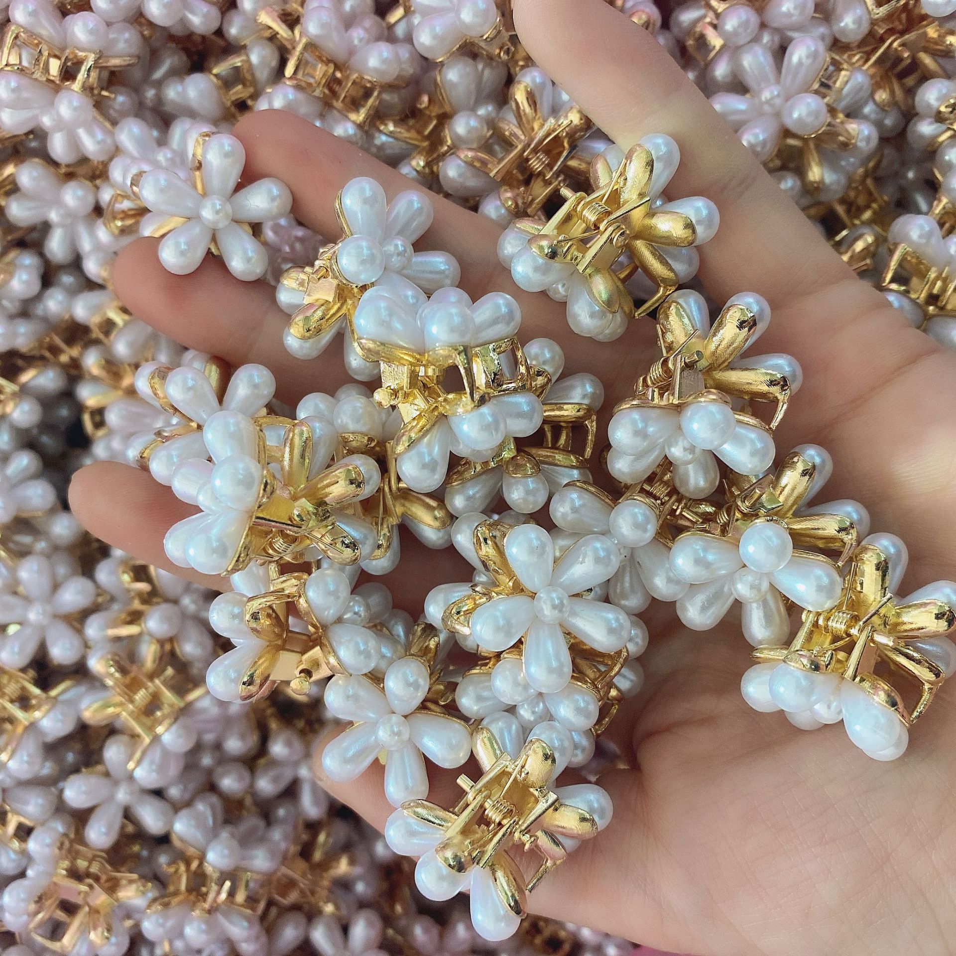 French Style Vintage Pearl Daisy Flower Barrettes Small Jaw Clip Ins Sweet Hair Pin Mini Hair Claw Korean Hair Accessories for Women