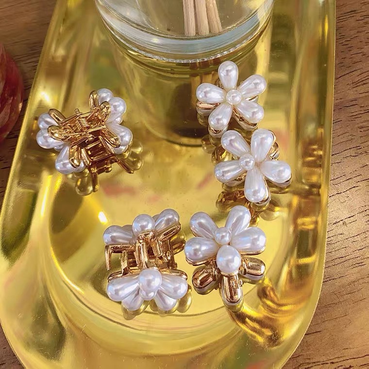 French Style Vintage Pearl Daisy Flower Barrettes Small Jaw Clip Ins Sweet Hair Pin Mini Hair Claw Korean Hair Accessories for Women