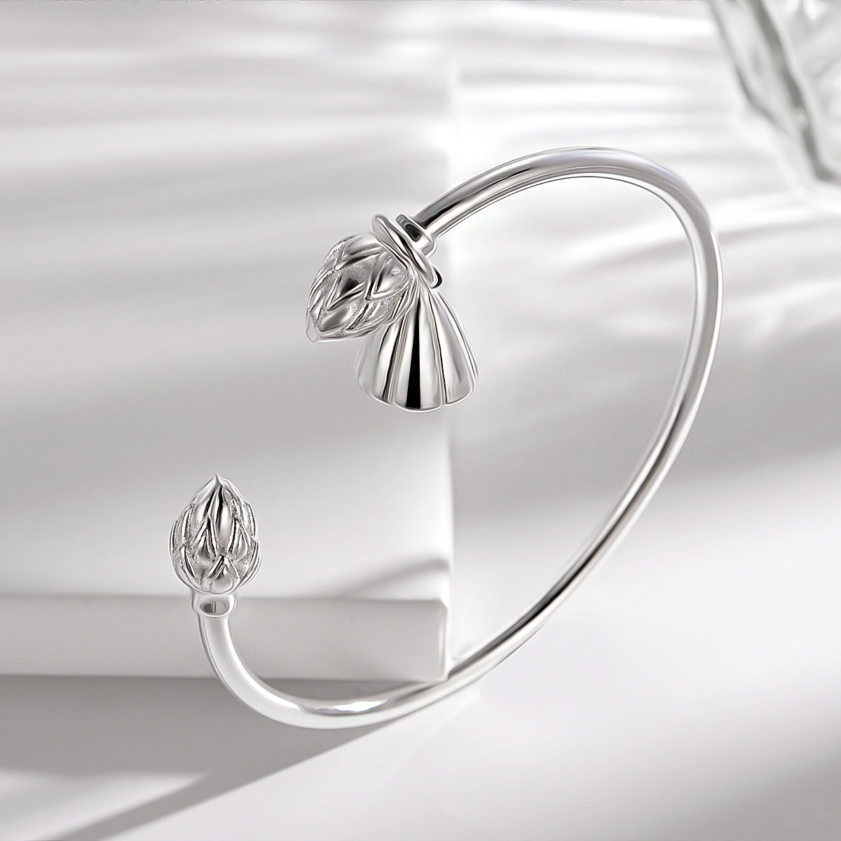 SOURCE Manufacturer White Copper Silver-Plated Bracelet Female Niche Personality Small Pendant Lotus    bracelets