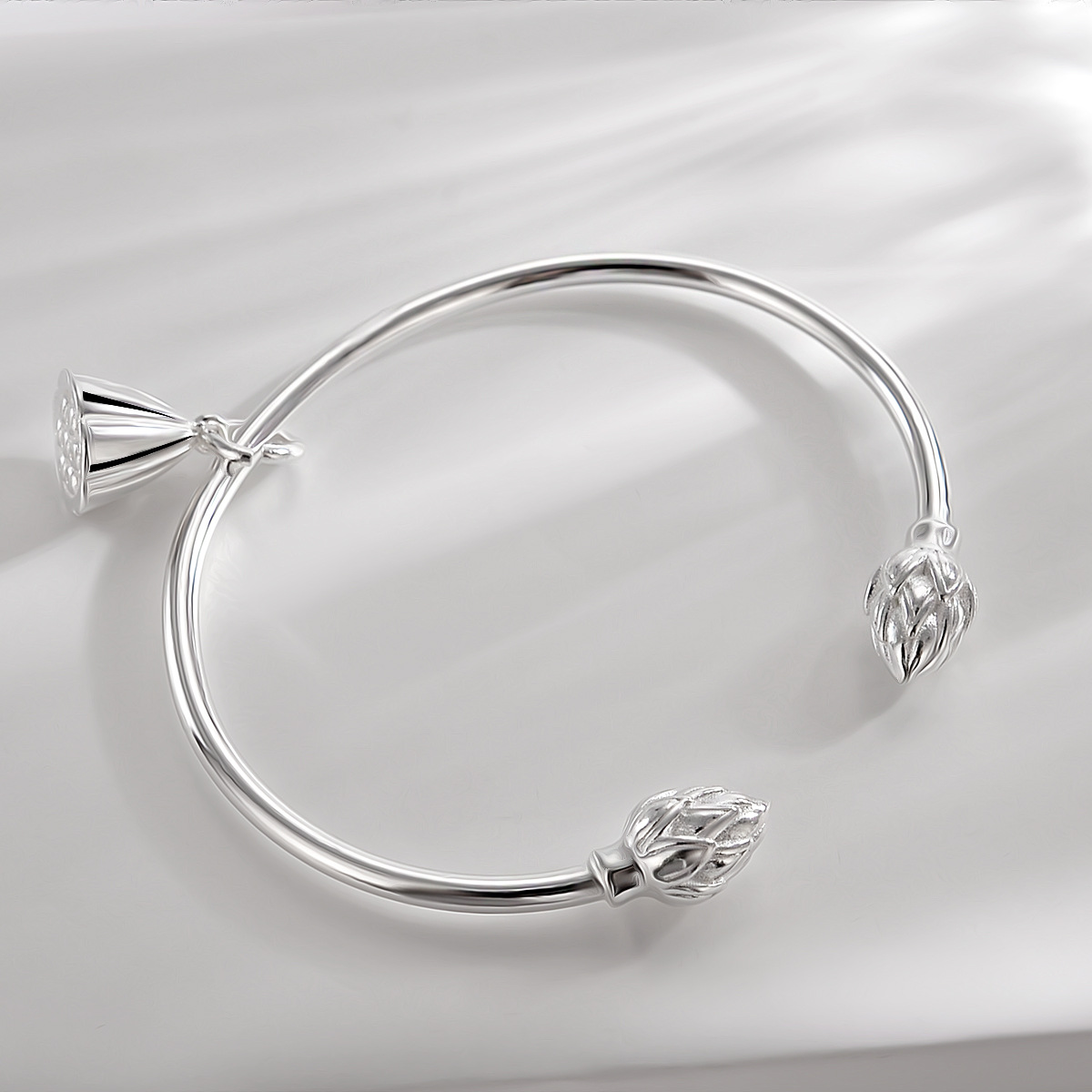 SOURCE Manufacturer White Copper Silver-Plated Bracelet Female Niche Personality Small Pendant Lotus bracelets SOURCE Manufacturer White Copper Silver-Plated Bracelet Female Niche Personality Small Pendant Lotus bracelets