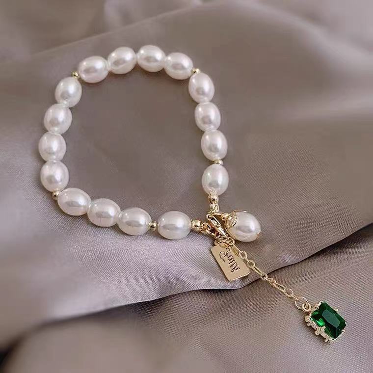 French Pearl Bracelet Emerald Pendant Bracelet Mild Luxury Retro Palace Style Simple Personality Temperament Wild Female Fashion French Pearl Bracelet Emerald Pendant Bracelet Mild Luxury Retro Palace Style Simple Personality Temperament Wild Female Fashion