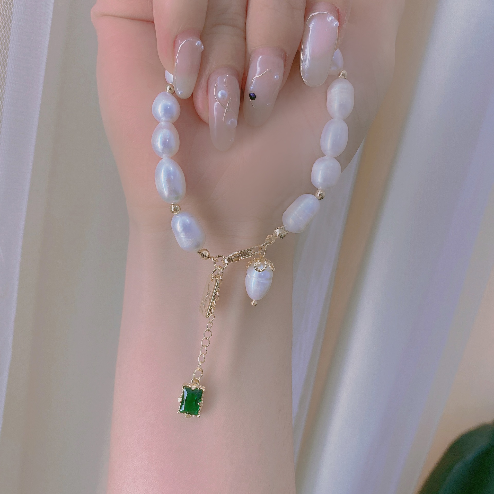 French Pearl Bracelet Emerald Pendant Bracelet Mild Luxury Retro Palace Style Simple Personality Temperament Wild Female Fashion French Pearl Bracelet Emerald Pendant Bracelet Mild Luxury Retro Palace Style Simple Personality Temperament Wild Female Fashion