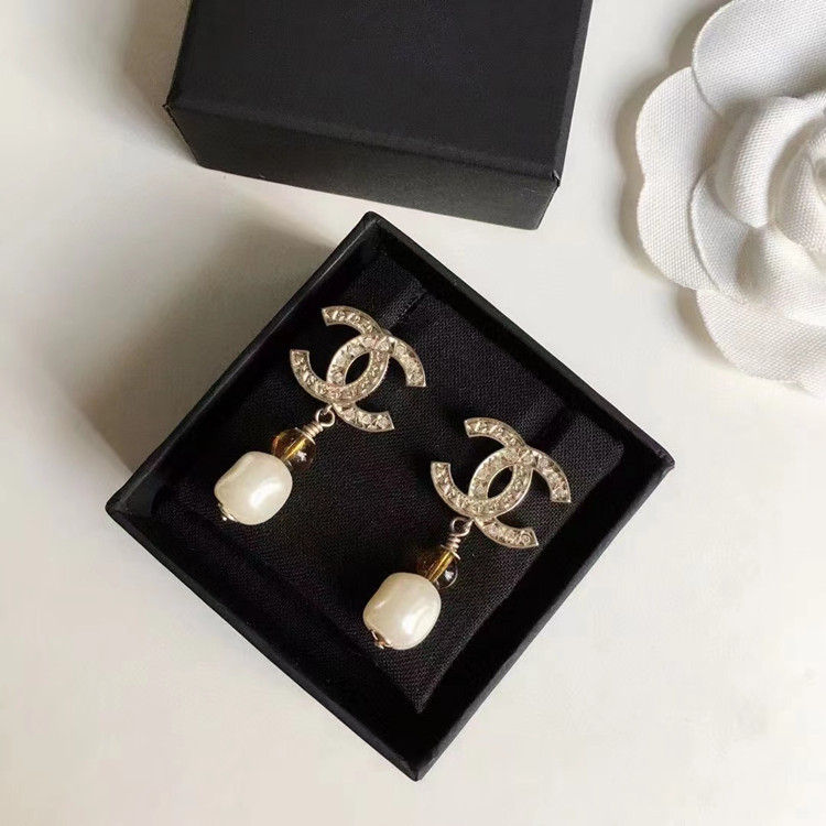 Classic Style New Pearl Necklace European and American Style Xiangjia Retro Diamond Double C Necklace Bracelet Ear Studs Earrings Pendant Classic Style New Pearl Necklace European and American Style Xiangjia Retro Diamond Double C Necklace Bracelet Ear Studs Earrings Pendant