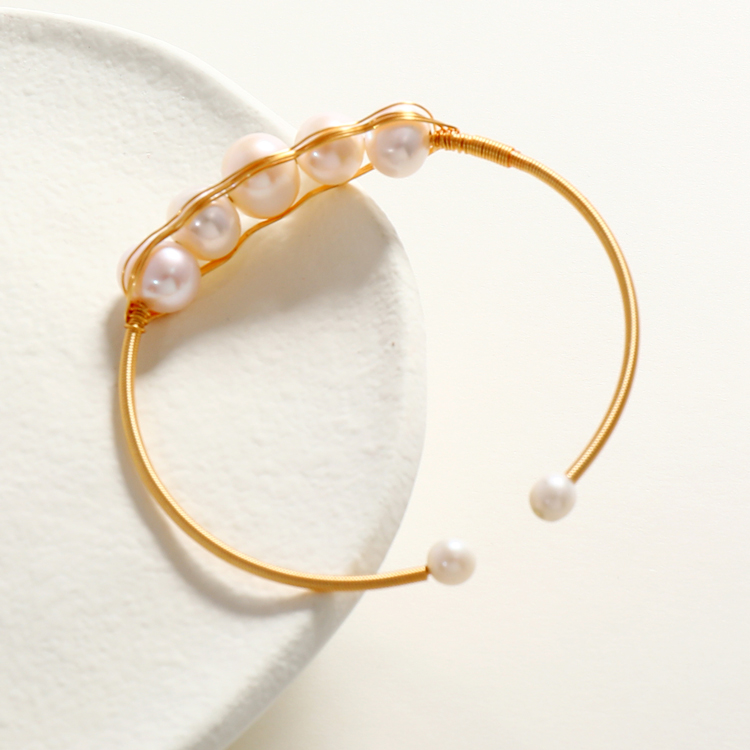 New High Quality Affordable Luxury Style 18K Gold Natural Freshwater Pearl Bracelet Five Pure White New High Quality Affordable Luxury Style 18K Gold Natural Freshwater Pearl Bracelet Five Pure White