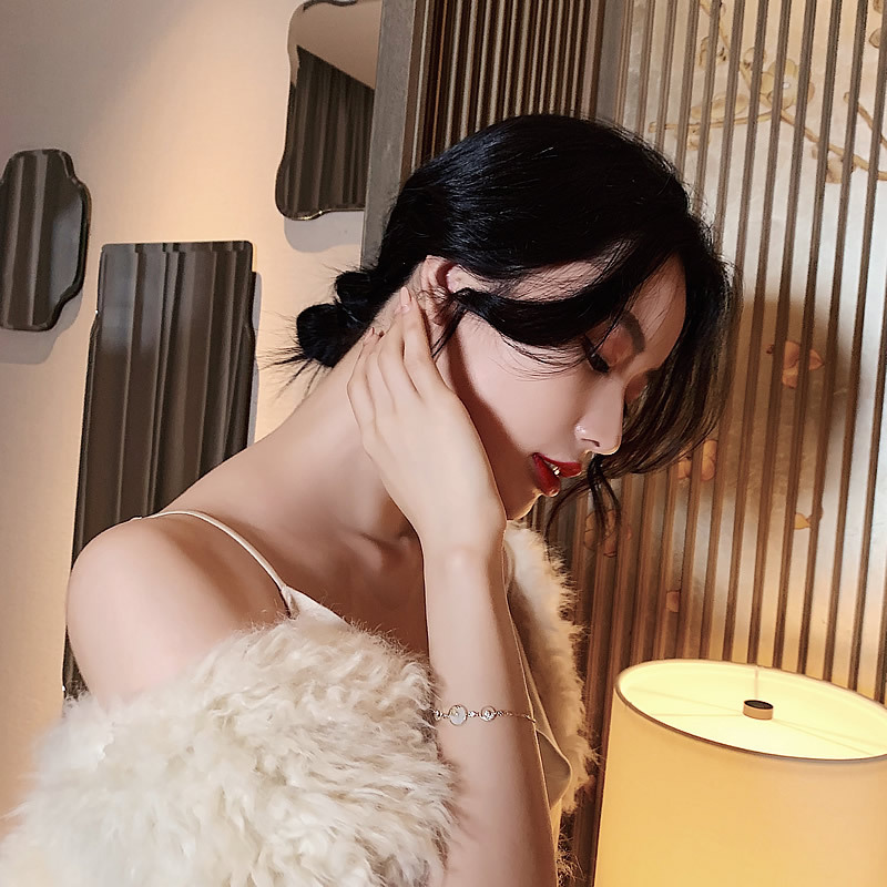 Strawberry Crystal String Beads Baroque Freshwater Pearl Cold Style Ins Niche Korean Style Bracelet Student Bracelet Female Strawberry Crystal String Beads Baroque Freshwater Pearl Cold Style Ins Niche Korean Style Bracelet Student Bracelet Female