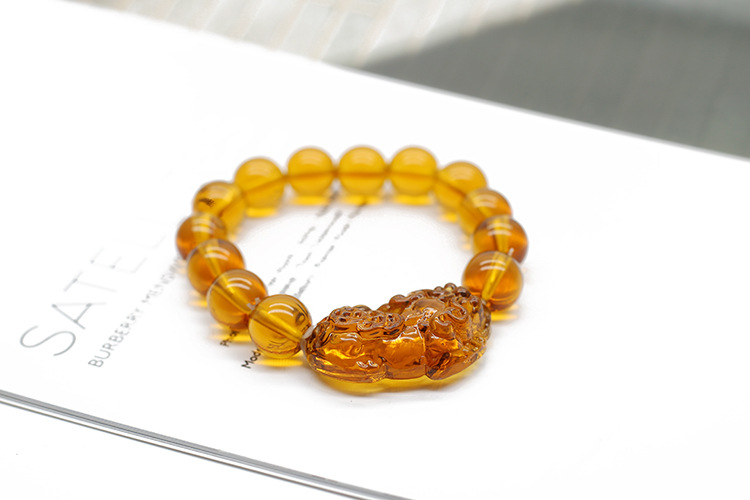 The yellow PI xiu Buddha protected safe male and female hands with The topaz PI xiu bracelet The yellow PI xiu Buddha protected safe male and female hands with The topaz PI xiu bracelet