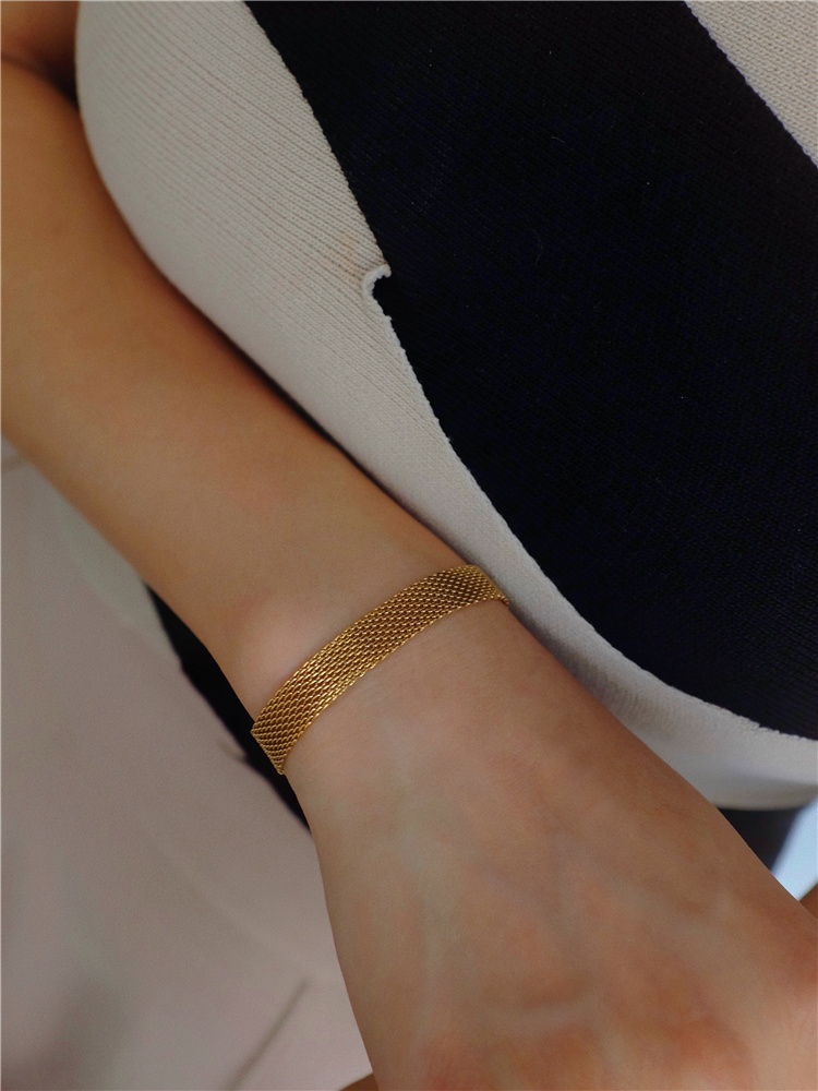 European and American Simple Hollow Wide Metal Necklace Female Choker Necklace Clavicle Chain Ins Tide Titanium Steel Necklace Collar European and American Simple Hollow Wide Metal Necklace Female Choker Necklace Clavicle Chain Ins Tide Titanium Steel Necklace Collar