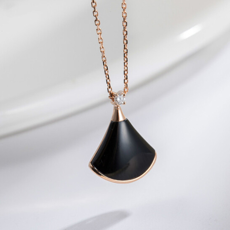 925 Silver Small Skirt Necklace Female Fan-Shaped White Conch Red Black Agate Plated 18K Rose Gold Clavicle Chain Short Pendant