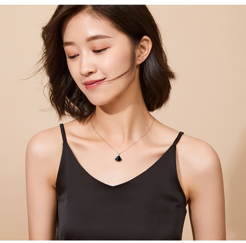 925 Silver Small Skirt Necklace Female Fan-Shaped White Conch Red Black Agate Plated 18K Rose Gold Clavicle Chain Short Pendant