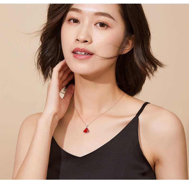 925 Silver Small Skirt Necklace Female Fan-Shaped White Conch Red Black Agate Plated 18K Rose Gold Clavicle Chain Short Pendant