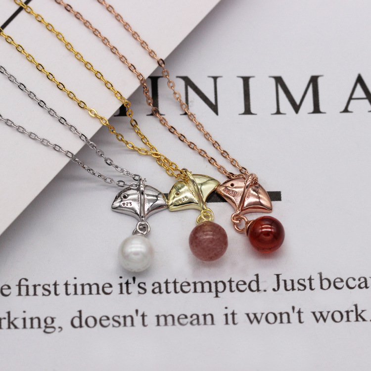 S925 pure silver plated platinum garnet strawberry crystal maple leaf necklace simple and grace valentine's day gift from Korea and Japan S925 pure silver plated platinum garnet strawberry crystal maple leaf necklace simple and grace valentine's day gift from Korea and Japan