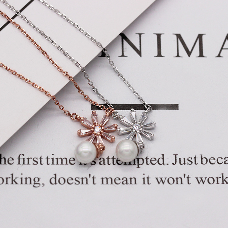 S925 pure silver plated platinum garnet snowflake necklace snowflake sticky strawberry crystal crystal court