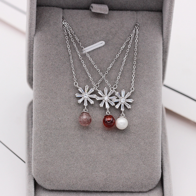S925 pure silver plated platinum garnet snowflake necklace snowflake sticky strawberry crystal crystal court S925 pure silver plated platinum garnet snowflake necklace snowflake sticky strawberry crystal crystal court