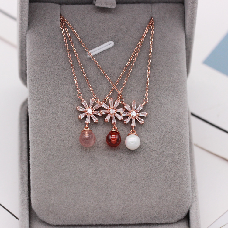 S925 pure silver plated platinum garnet snowflake necklace snowflake sticky strawberry crystal crystal court S925 pure silver plated platinum garnet snowflake necklace snowflake sticky strawberry crystal crystal court