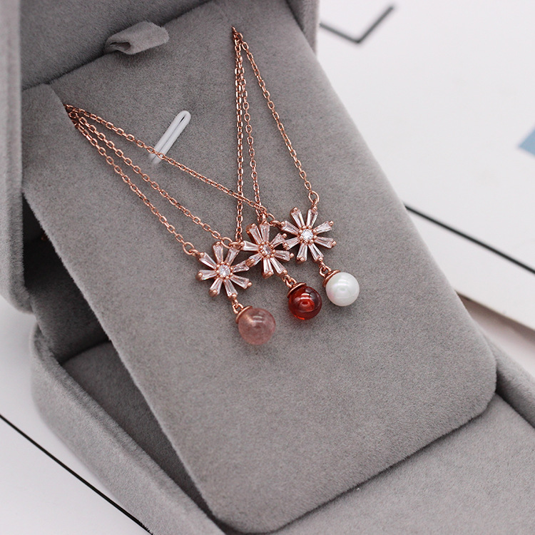 S925 pure silver plated platinum garnet snowflake necklace snowflake sticky strawberry crystal crystal court S925 pure silver plated platinum garnet snowflake necklace snowflake sticky strawberry crystal crystal court
