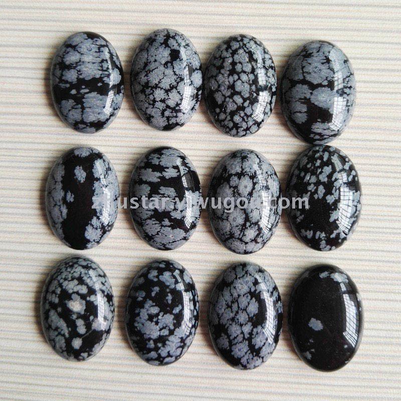 Natural stone, crystal, amethyst, agate, opal, tiger eye stone, various kinds of commandments.