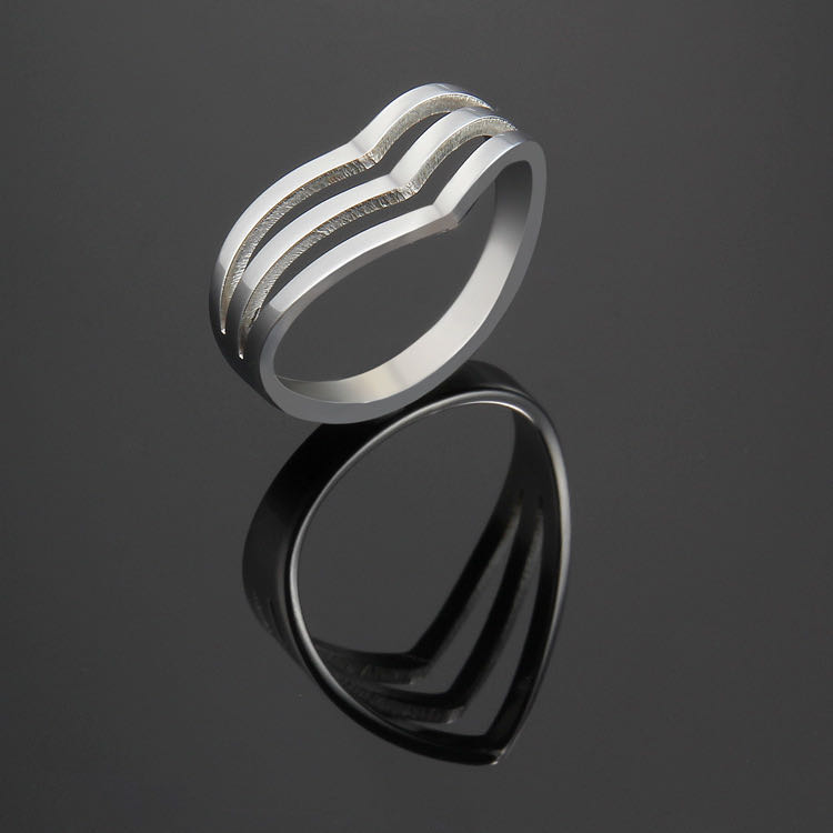 Titanium steel ring Europe and the United States three arrow heart hollow delicate rose gold ring