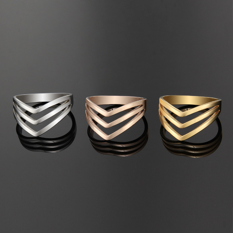 Titanium steel ring Europe and the United States three arrow heart hollow delicate rose gold ring