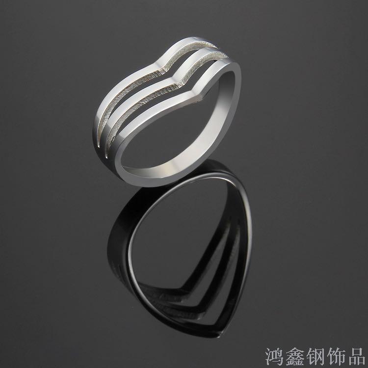 Titanium steel ring Europe and the United States three arrow heart hollow delicate rose gold ring Titanium steel ring Europe and the United States three arrow heart hollow delicate rose gold ring