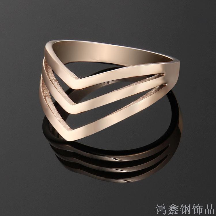 Titanium steel ring Europe and the United States three arrow heart hollow delicate rose gold ring Titanium steel ring Europe and the United States three arrow heart hollow delicate rose gold ring