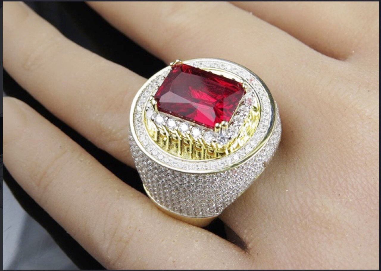 Rongyu Wish is selling its new changfang red zircon gold ring filled with rubies