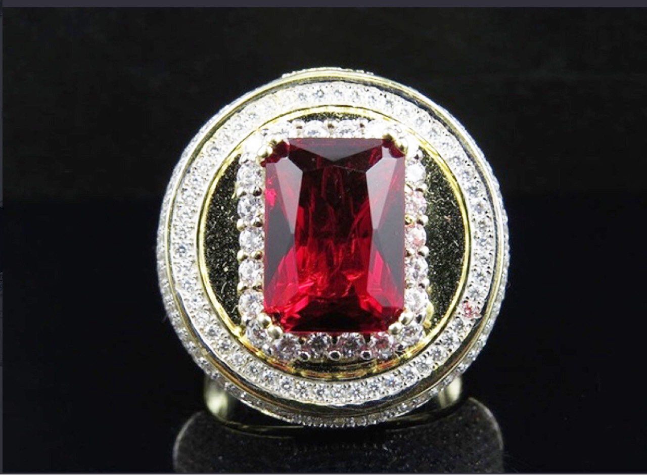 Rongyu Wish is selling its new changfang red zircon gold ring filled with rubies