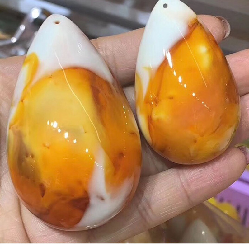 Manufacturer direct sale hot style natural 2 generation beeswax chicken oil yellow pendant necklace men and women neck