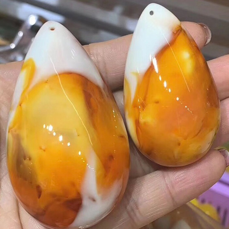 Manufacturer direct sale hot style natural 2 generation beeswax chicken oil yellow pendant necklace men and women neck