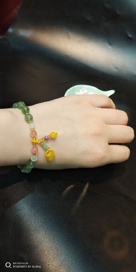 The natural green strawberry crystal bracelet matches The original mine beeswax pendant bracelet
